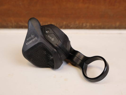 Schaltungsteile von Sram, SRAM AXS POD ROCKER PADDLE SCHALTHEBEL LINKS / D1 MIT CLAMP vor USEDBIKES-OB.DE Hintergrund