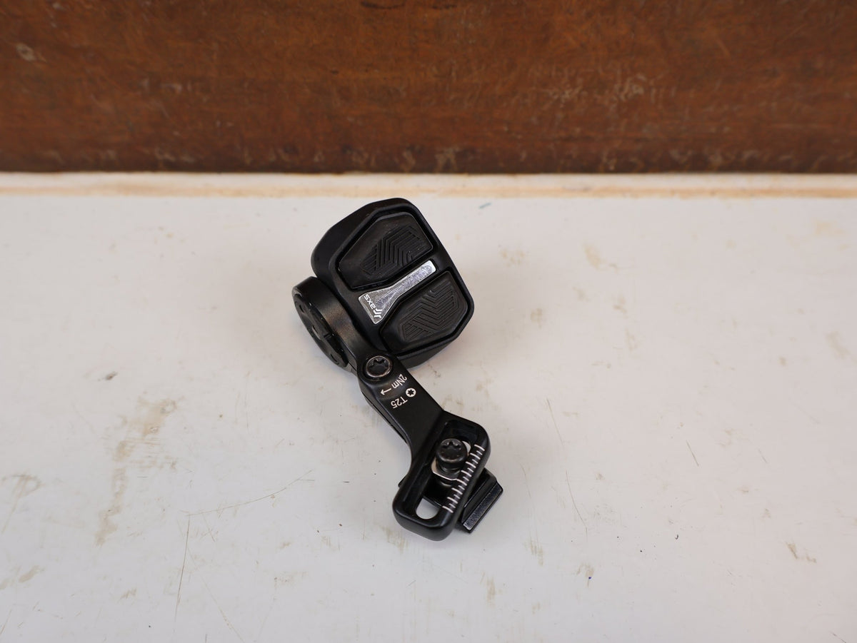 Schaltungsteile von Sram, SRAM AXS Pod Ultimate Controller Links Matchmaker MMX vor USEDBIKES-OB.DE Hintergrund