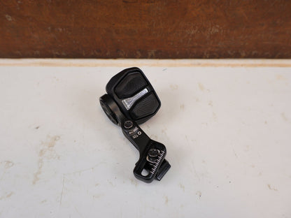 Schaltungsteile von Sram, SRAM AXS Pod Ultimate Controller Links Matchmaker MMX vor USEDBIKES-OB.DE Hintergrund