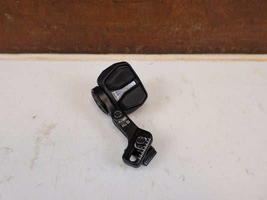 Schaltungsteile von Sram, SRAM AXS Pod Ultimate Controller Links Matchmaker MMX vor USEDBIKES-OB.DE Hintergrund