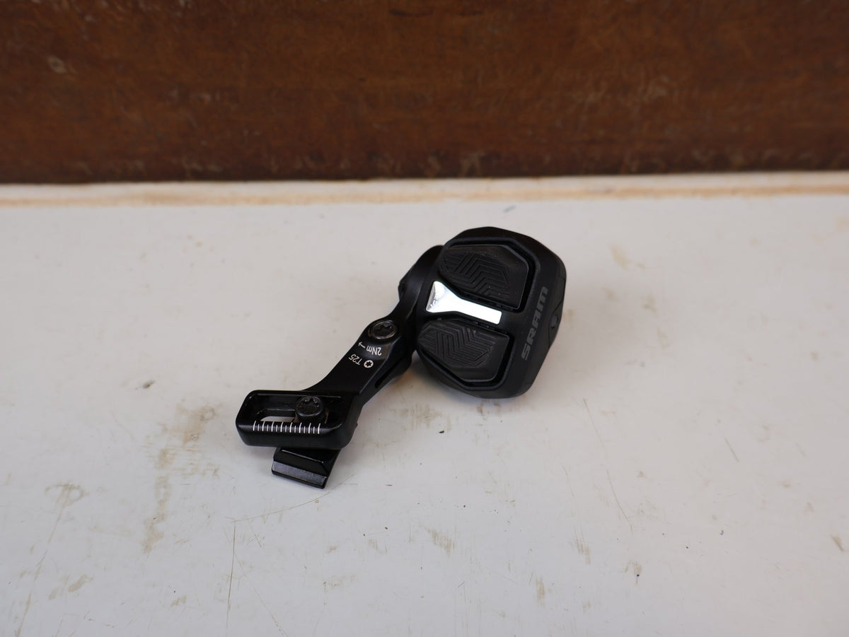 Schaltungsteile von Sram, SRAM AXS Pod Ultimate Controller Links Matchmaker MMX vor USEDBIKES-OB.DE Hintergrund