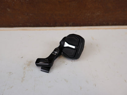 Schaltungsteile von Sram, SRAM AXS Pod Ultimate Controller Links Matchmaker MMX vor USEDBIKES-OB.DE Hintergrund