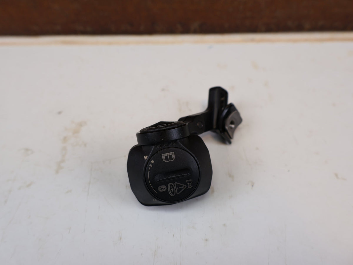 Schaltungsteile von Sram, SRAM AXS Pod Ultimate Controller Links Matchmaker MMX vor USEDBIKES-OB.DE Hintergrund