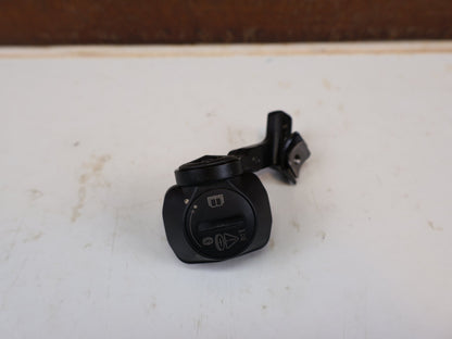 Schaltungsteile von Sram, SRAM AXS Pod Ultimate Controller Links Matchmaker MMX vor USEDBIKES-OB.DE Hintergrund