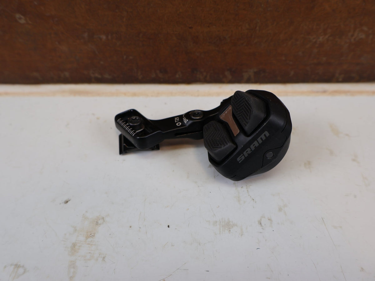 Schaltungsteile von Sram, SRAM AXS Pod Ultimate Controller Links Matchmaker MMX vor USEDBIKES-OB.DE Hintergrund