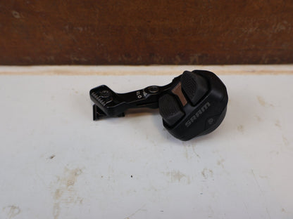 Schaltungsteile von Sram, SRAM AXS Pod Ultimate Controller Links Matchmaker MMX vor USEDBIKES-OB.DE Hintergrund