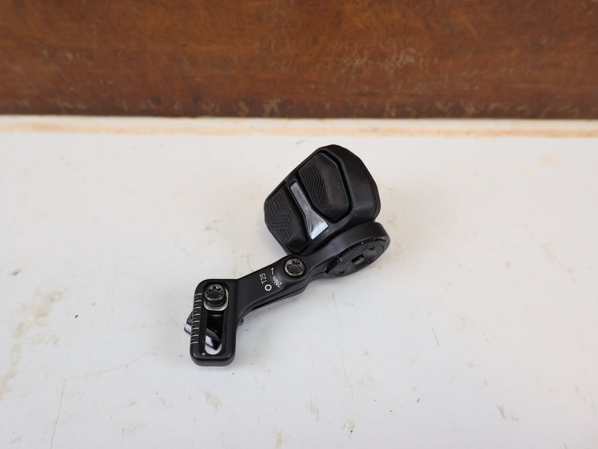 Schaltungsteile von Sram, SRAM AXS Pod Ultimate Controller Rechts Matchmaker MMX vor USEDBIKES-OB.DE Hintergrund