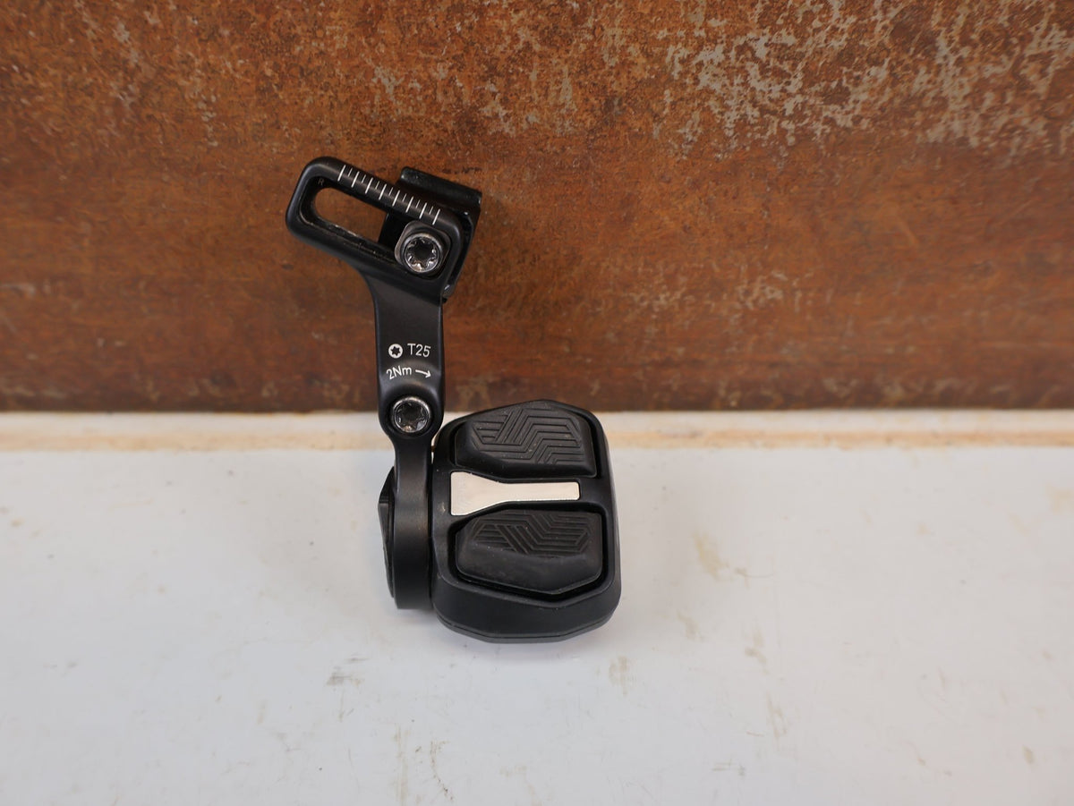 Schaltungsteile von Sram, SRAM AXS Pod Ultimate Controller Rechts Matchmaker MMX vor USEDBIKES-OB.DE Hintergrund