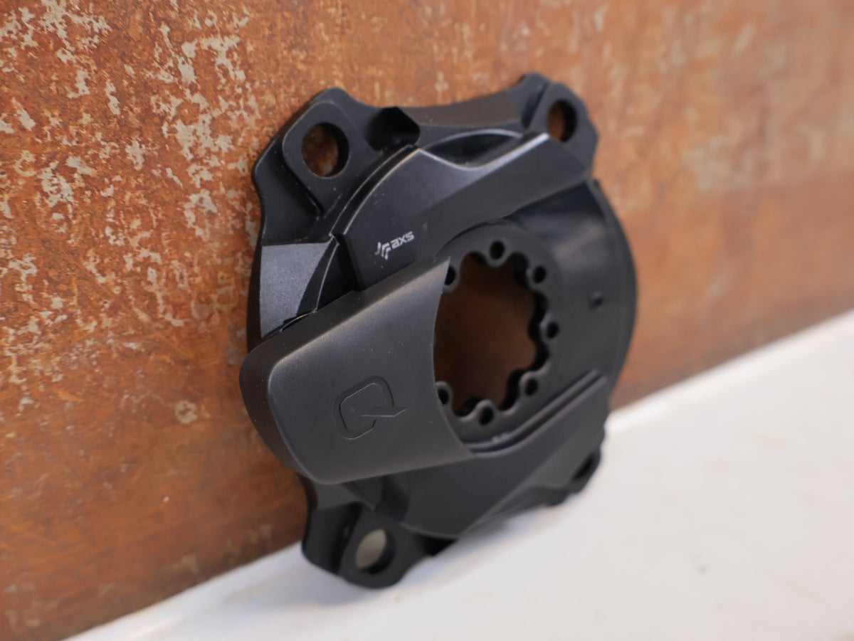 Powermeter von Sram, SRAM AXS Powermeter Spider 107 BCD 8-Bolt D1 vor USEDBIKES-OB.DE Hintergrund