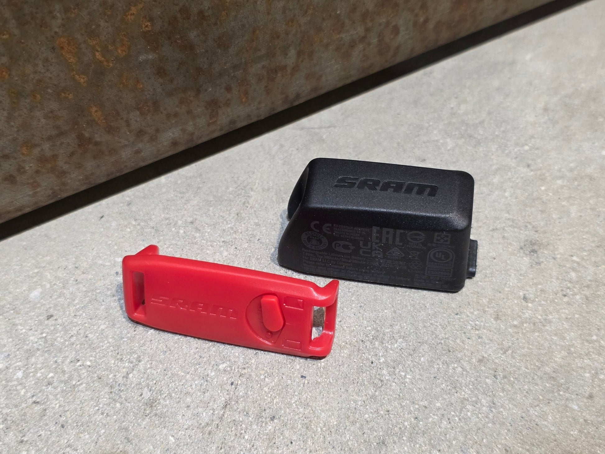 Zubehör von Sram, SRAM BATTERIE / AKKU EAGLE / ETAP / REVERB / AXS vor USEDBIKES - OB.DE Hintergrund