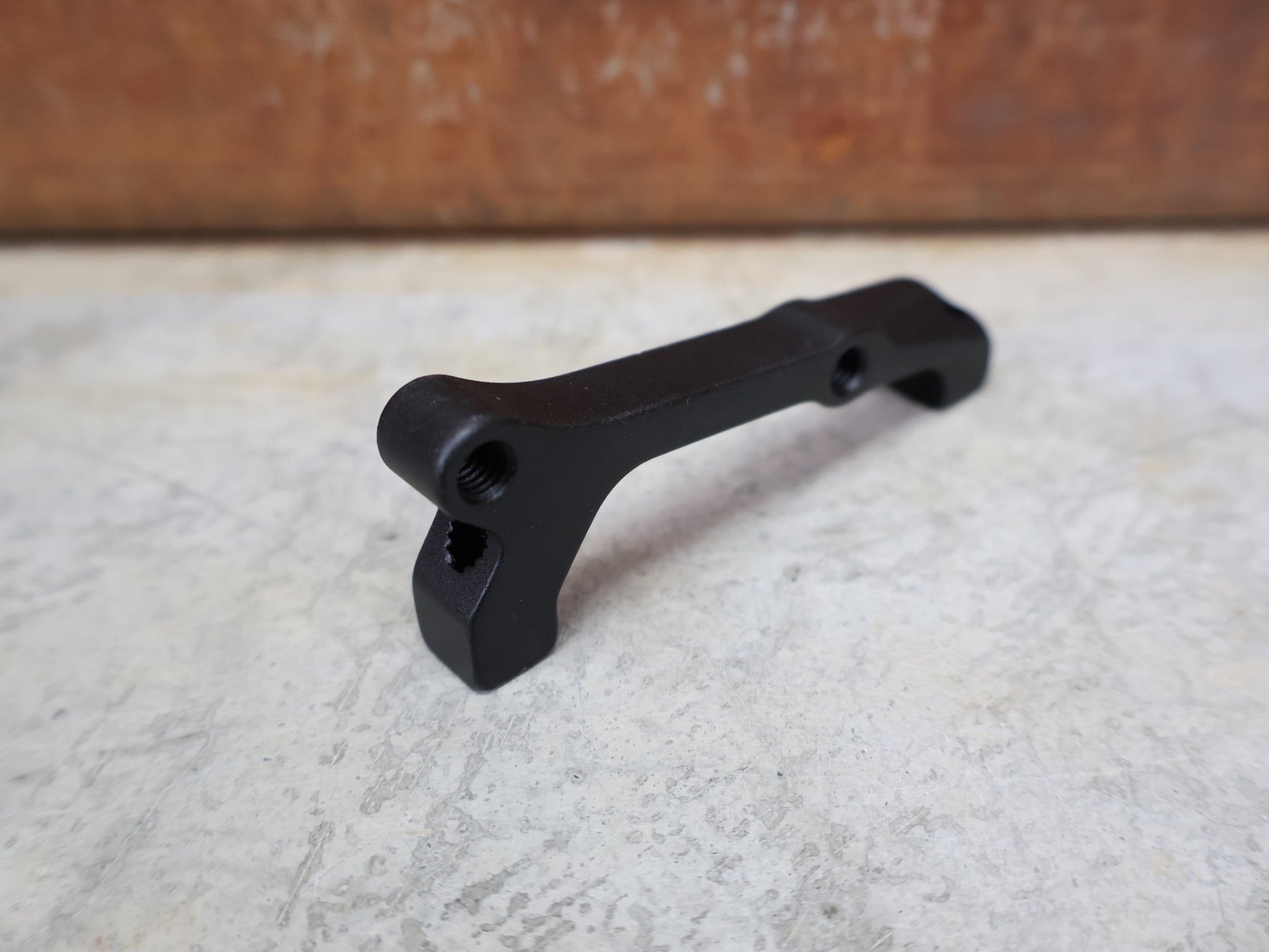 Zubehör von Sram, SRAM BREMSADAPTER IS AUF PM FÜR 200 MM ROTOR – 00.5318.009.003 vor USEDBIKES - OB.DE Hintergrund