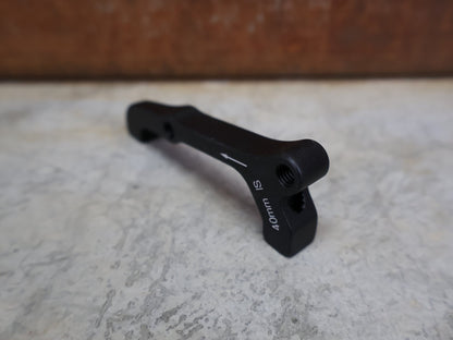 Zubehör von Sram, SRAM BREMSADAPTER IS AUF PM FÜR 200 MM ROTOR – 00.5318.009.003 vor USEDBIKES - OB.DE Hintergrund