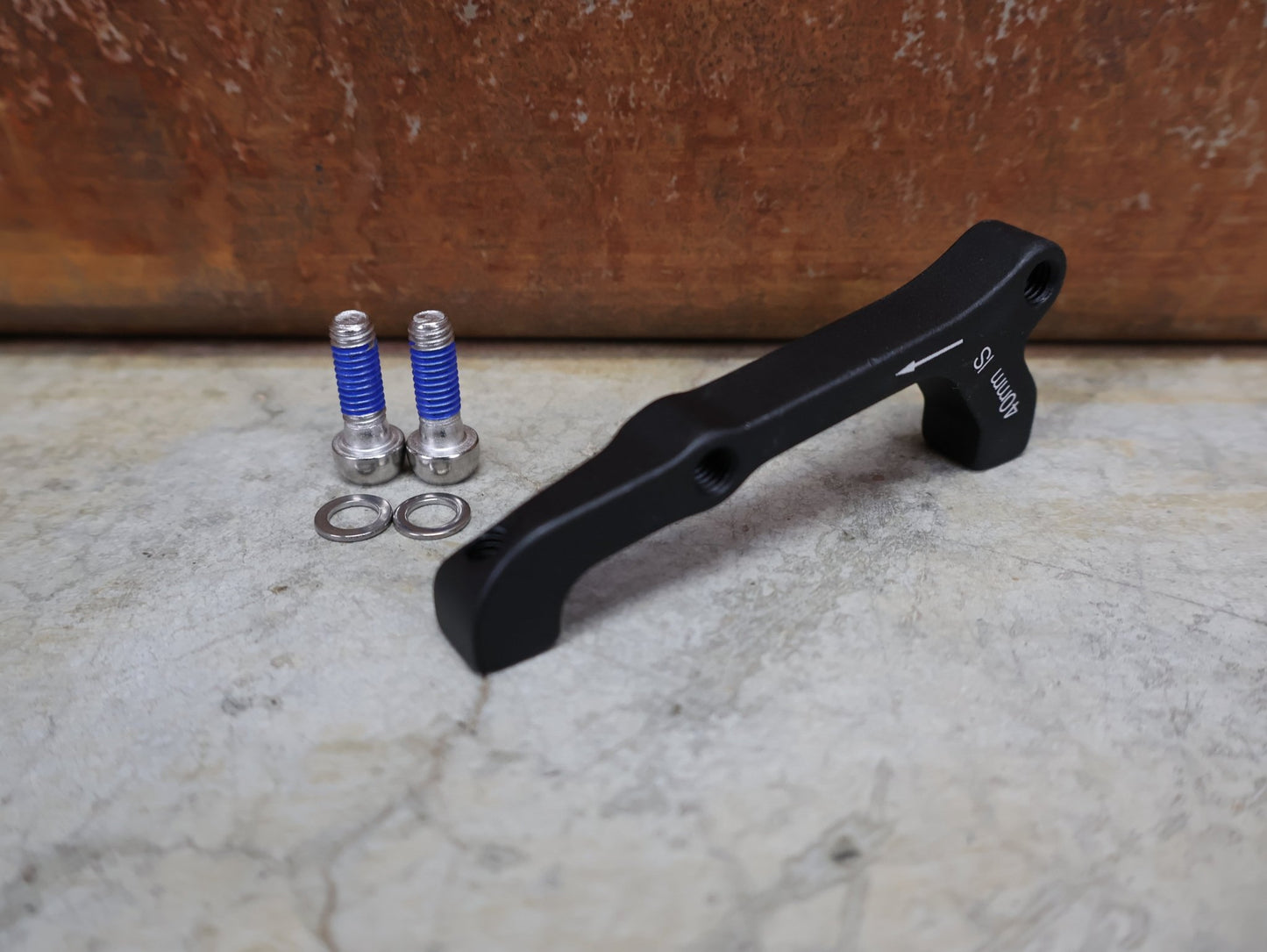 Zubehör von Sram, SRAM BREMSADAPTER IS AUF PM FÜR 200 MM ROTOR – 00.5318.009.003 vor USEDBIKES - OB.DE Hintergrund