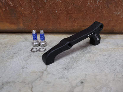 Zubehör von Sram, SRAM BREMSADAPTER IS AUF PM FÜR 200 MM ROTOR – 00.5318.009.003 vor USEDBIKES - OB.DE Hintergrund