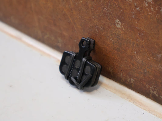 Zubehör von Sram, SRAM Bremsbeläge 2-Kolben Organisch Stahl Level Road vor USEDBIKES-OB.DE Hintergrund