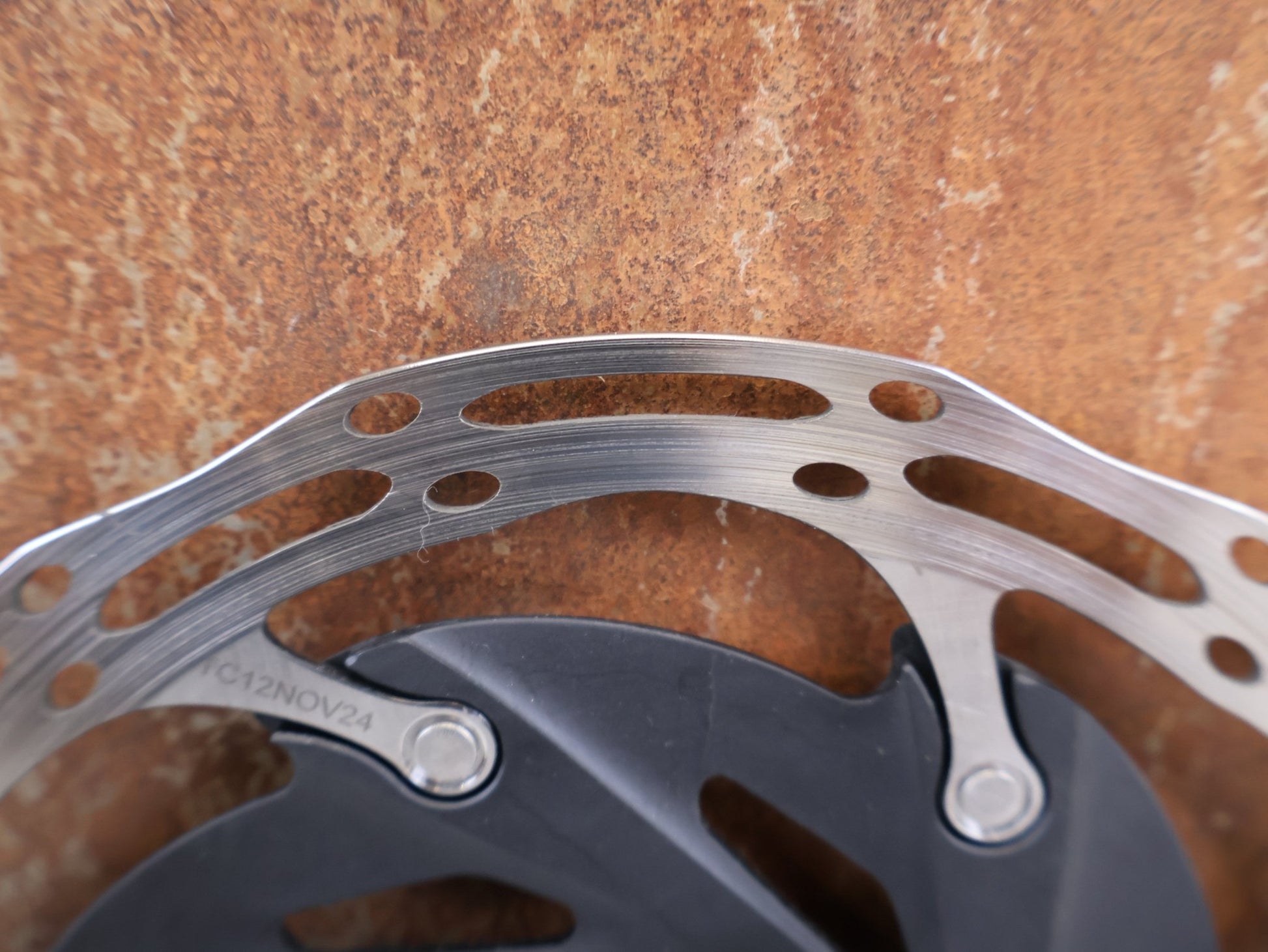 Bremsscheibe von Sram, SRAM CENTERLINE XR BREMSSCHEIBEN SET 160 MM 2 STÜCK vor USEDBIKES-OB.DE Hintergrund