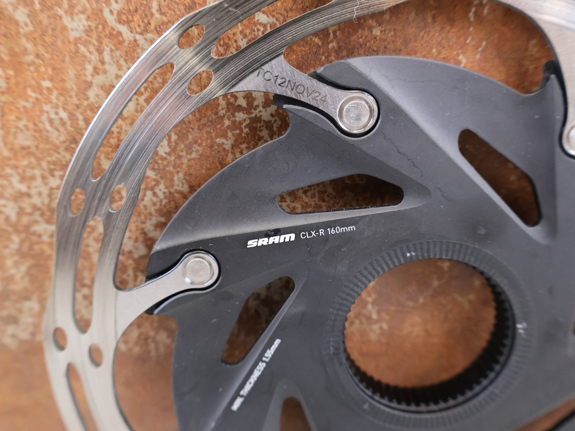 Bremsscheibe von Sram, SRAM CENTERLINE XR BREMSSCHEIBEN SET 160 MM 2 STÜCK vor USEDBIKES-OB.DE Hintergrund