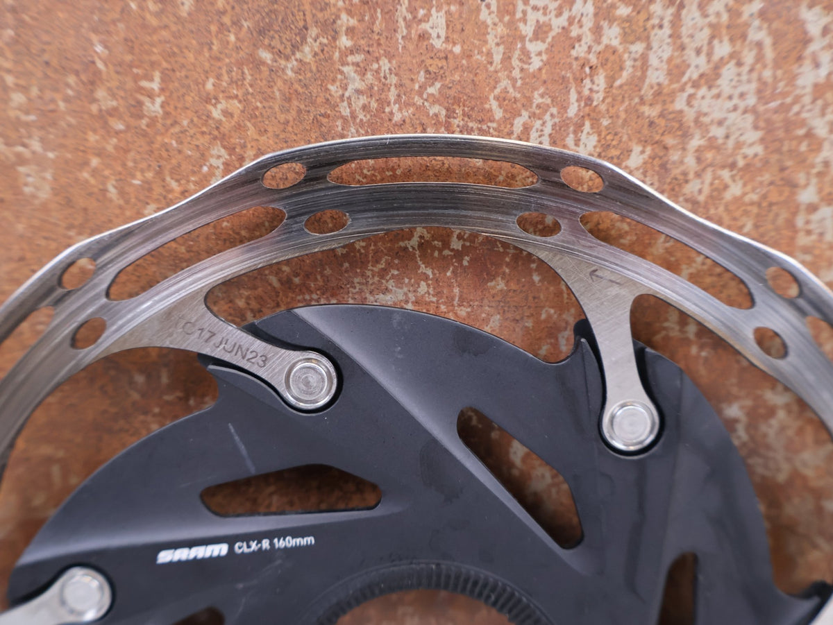 Bremsscheibe von Sram, SRAM Centerline XR Rounded Bremsscheiben Set 160mm CL 2x vor USEDBIKES-OB.DE Hintergrund