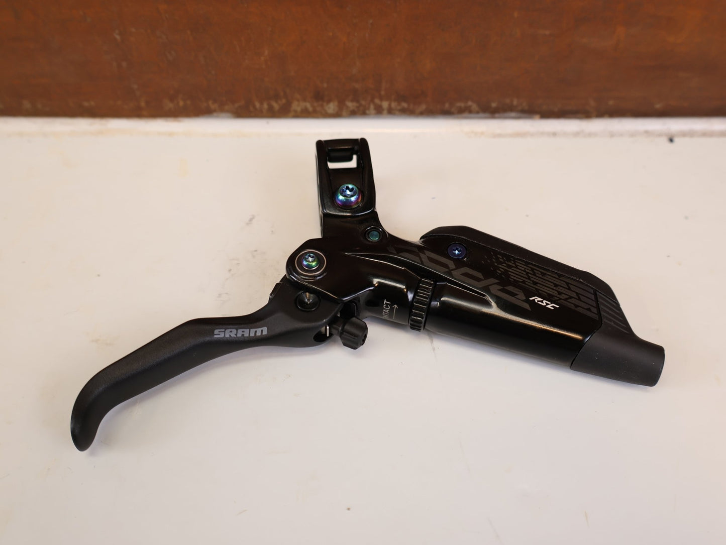 Bremse von Sram, SRAM CODE RSC SCHEIBENBREMSEN SET VR HR RAINBOW 200MM vor USEDBIKES-OB.DE Hintergrund