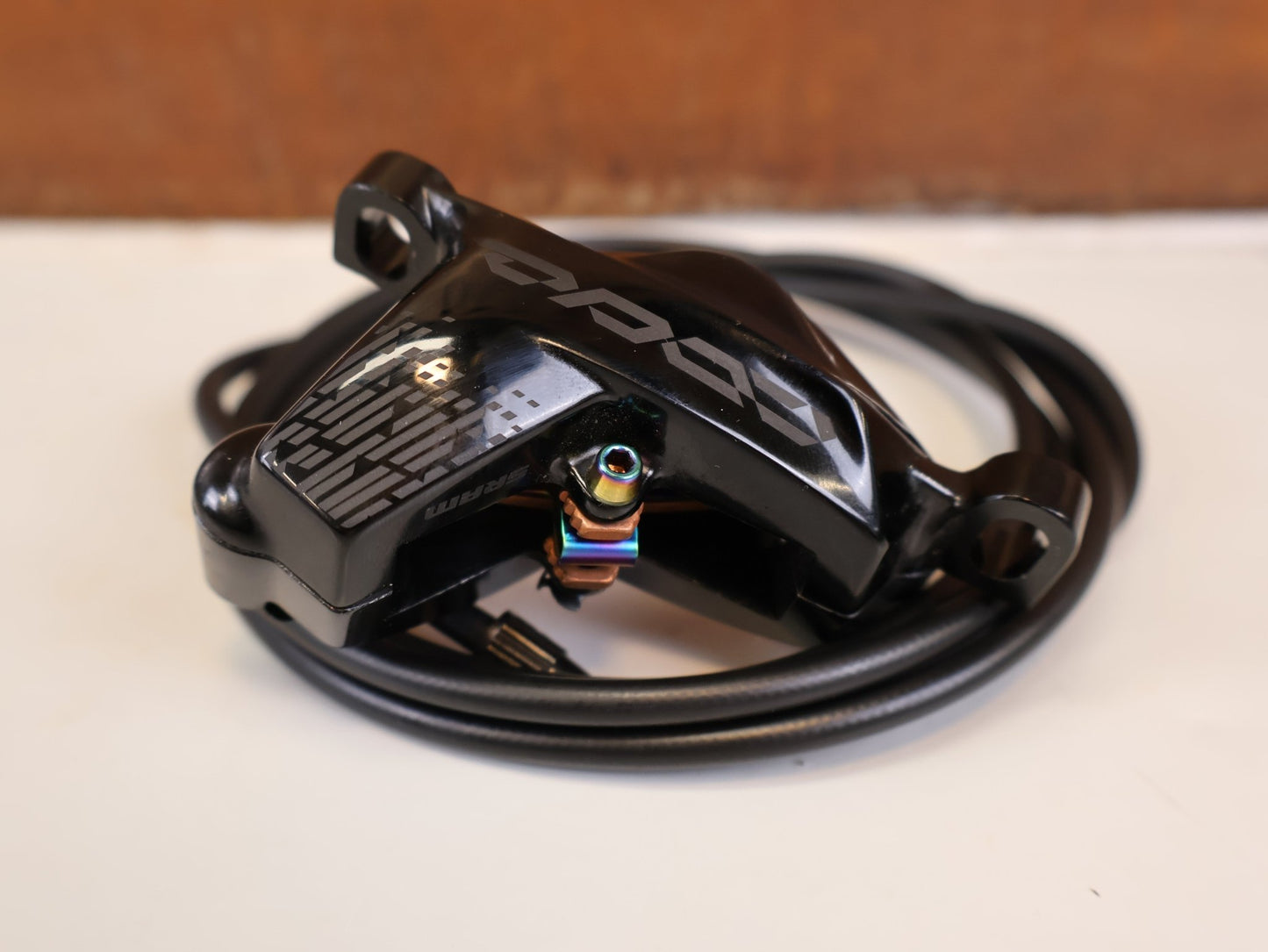 Bremse von Sram, SRAM CODE RSC SCHEIBENBREMSEN SET VR HR RAINBOW 200MM vor USEDBIKES-OB.DE Hintergrund