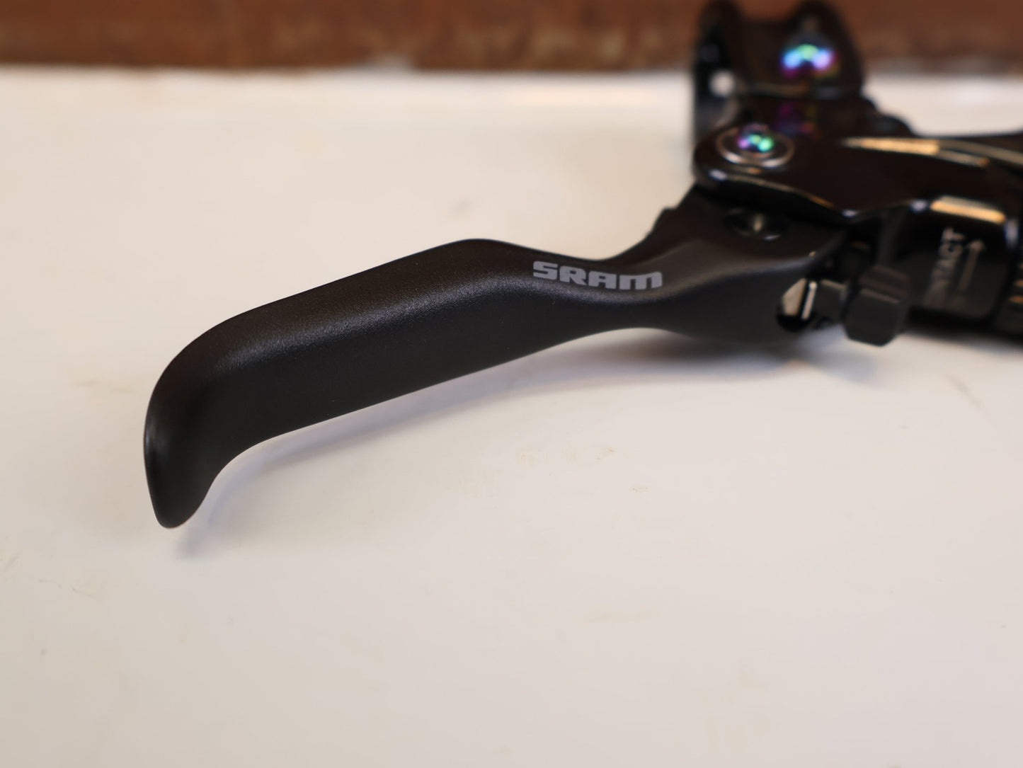 Bremse von Sram, SRAM CODE RSC SCHEIBENBREMSEN SET VR HR RAINBOW 200MM vor USEDBIKES-OB.DE Hintergrund