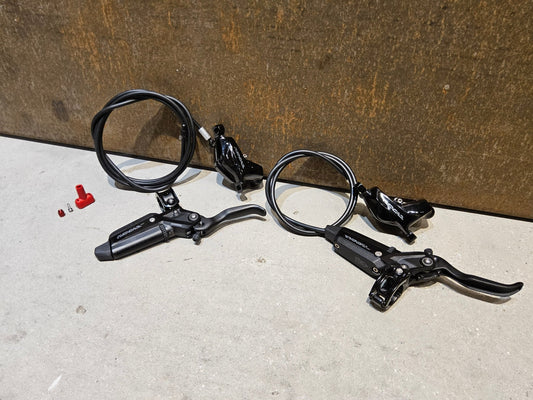 Bremse von Sram, SRAM CODE SILVER 4 - KOLBEN SCHEIBENBREMSE SET VORNE & HINTEN vor USEDBIKES - OB.DE Hintergrund