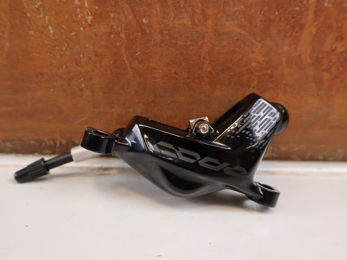 Bremse von Sram, SRAM Code Silver Stealth Bremssattel 4-Kolben Black vor USEDBIKES-OB.DE Hintergrund