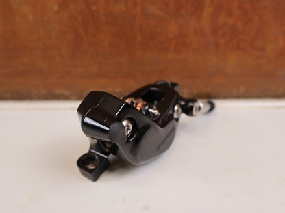 Bremse von Sram, SRAM Code Silver Stealth Bremssattel 4-Kolben Black vor USEDBIKES-OB.DE Hintergrund