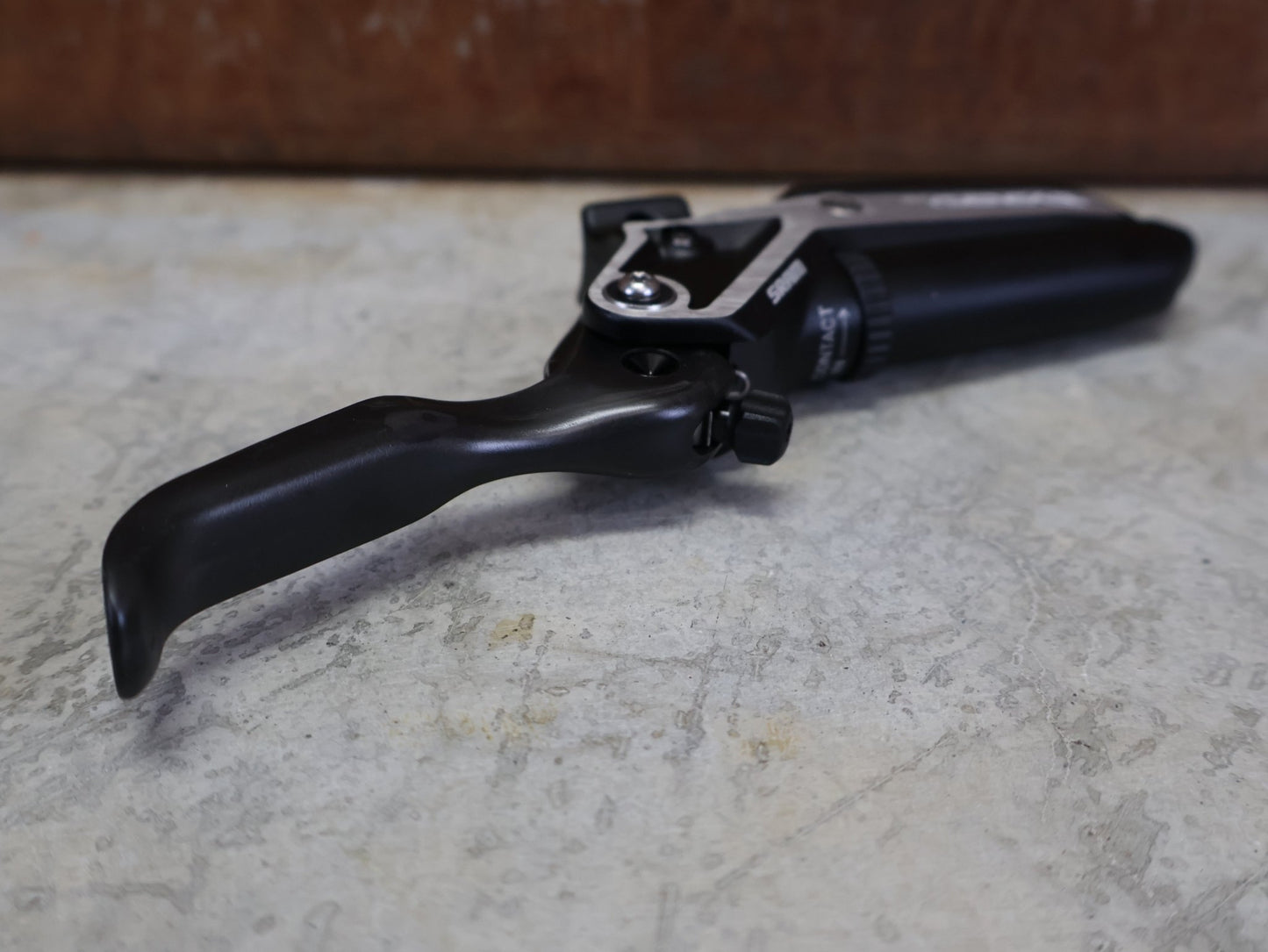 Bremse von Sram, SRAM CODE ULTIMATE STEALTH BREMSHEBEL – CARBON C1 BLACK vor USEDBIKES - OB.DE Hintergrund