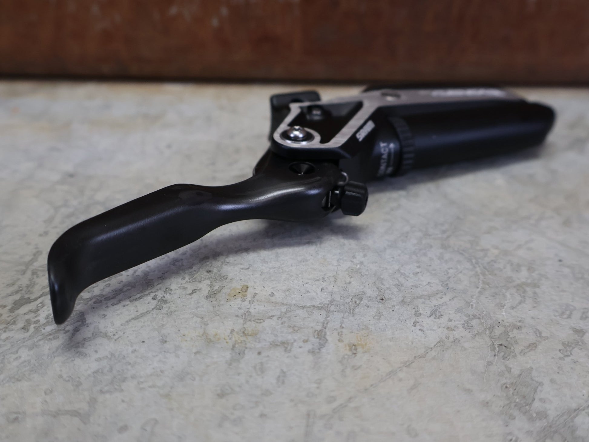 Bremse von Sram, SRAM CODE ULTIMATE STEALTH BREMSHEBEL – CARBON C1 BLACK vor USEDBIKES - OB.DE Hintergrund