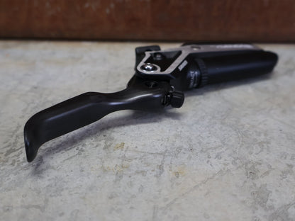 Bremse von Sram, SRAM CODE ULTIMATE STEALTH BREMSHEBEL – CARBON C1 BLACK vor USEDBIKES - OB.DE Hintergrund