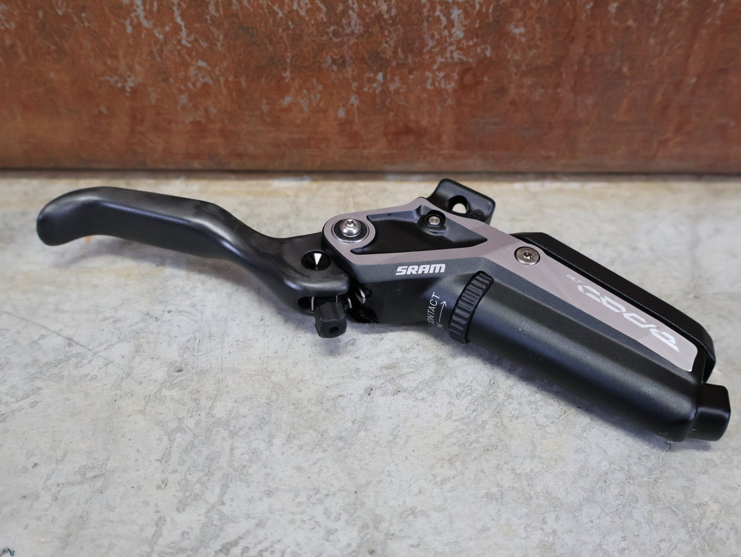 Bremse von Sram, SRAM CODE ULTIMATE STEALTH BREMSHEBEL – CARBON C1 BLACK vor USEDBIKES - OB.DE Hintergrund