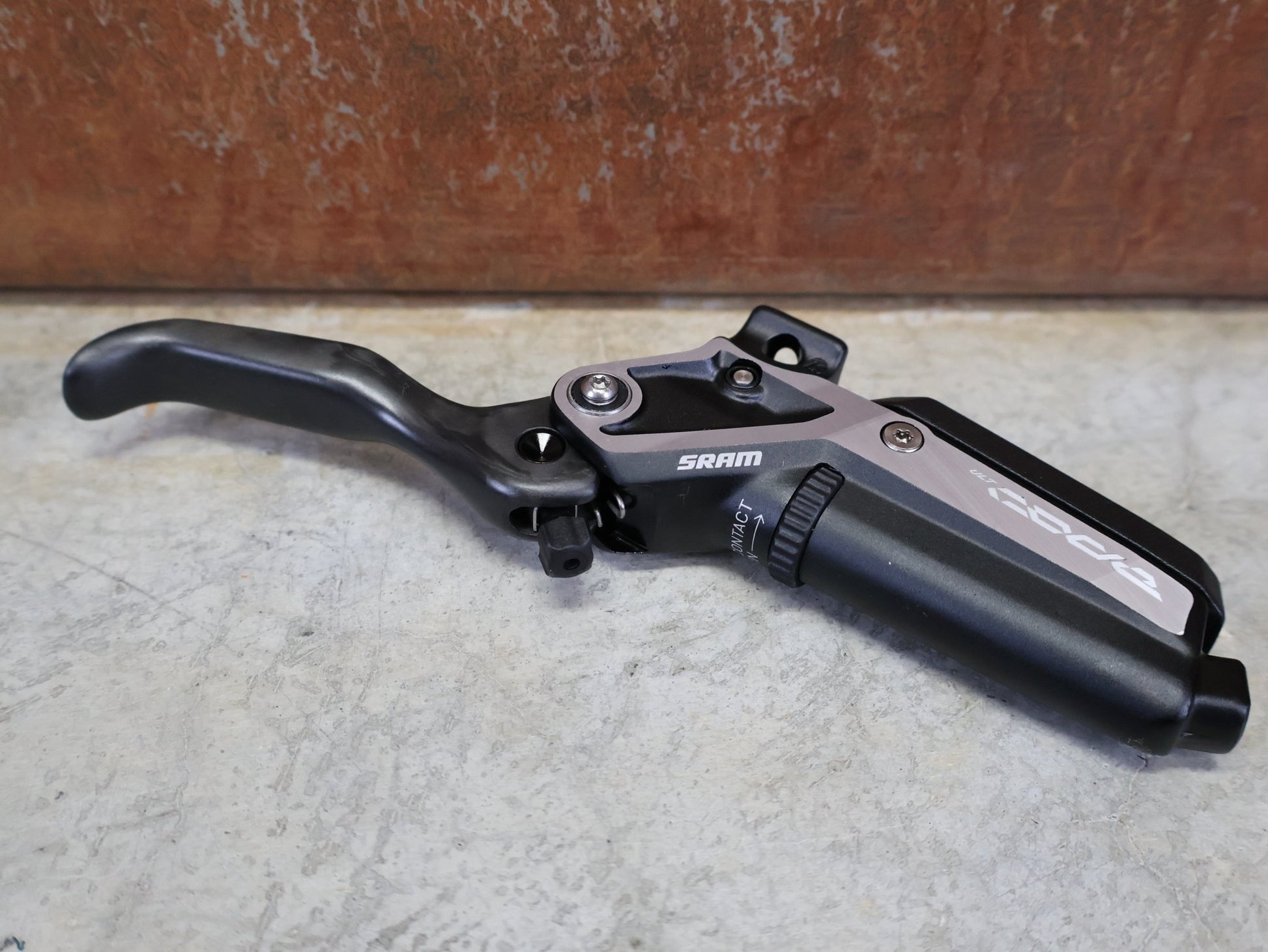 Bremse von Sram, SRAM CODE ULTIMATE STEALTH BREMSHEBEL – CARBON C1 BLACK vor USEDBIKES - OB.DE Hintergrund