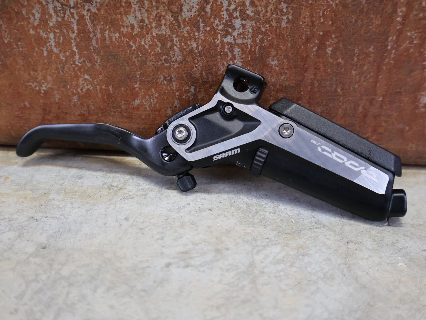 Bremse von Sram, SRAM CODE ULTIMATE STEALTH BREMSHEBEL – CARBON C1 BLACK vor USEDBIKES - OB.DE Hintergrund