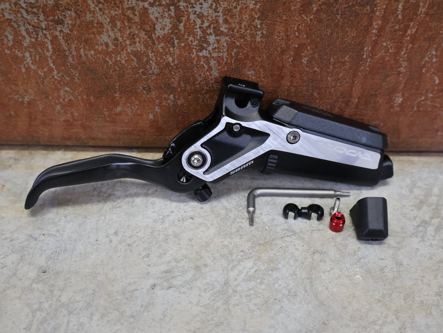 Bremse von Sram, SRAM CODE ULTIMATE STEALTH BREMSHEBEL – CARBON C1 BLACK vor USEDBIKES - OB.DE Hintergrund