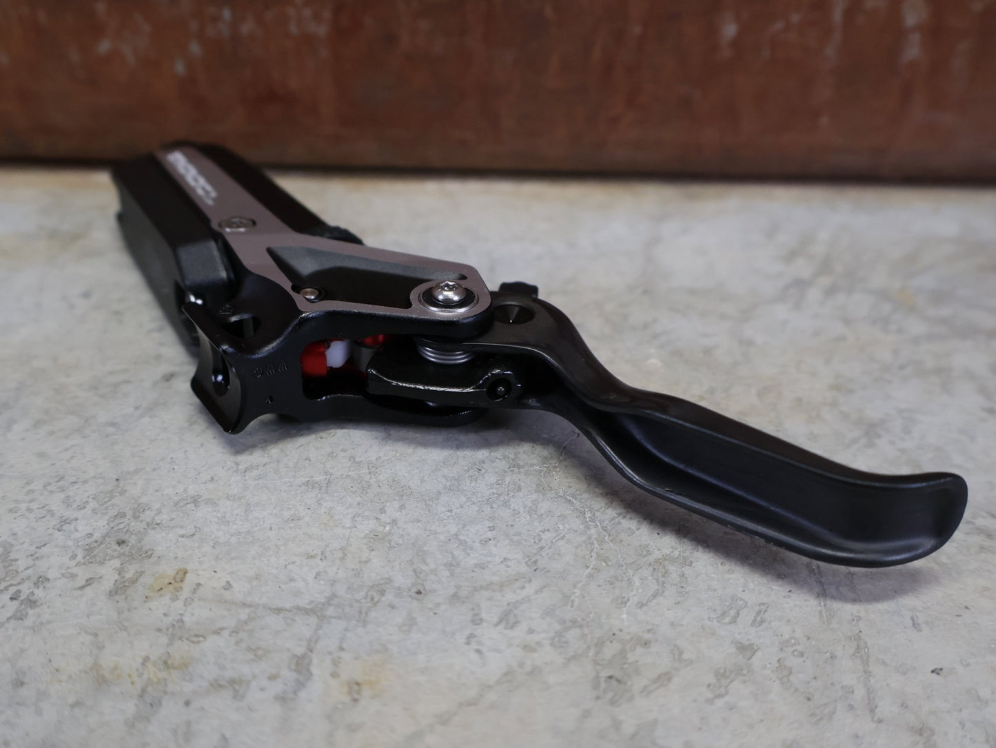 Bremse von Sram, SRAM CODE ULTIMATE STEALTH BREMSHEBEL – CARBON C1 BLACK vor USEDBIKES - OB.DE Hintergrund