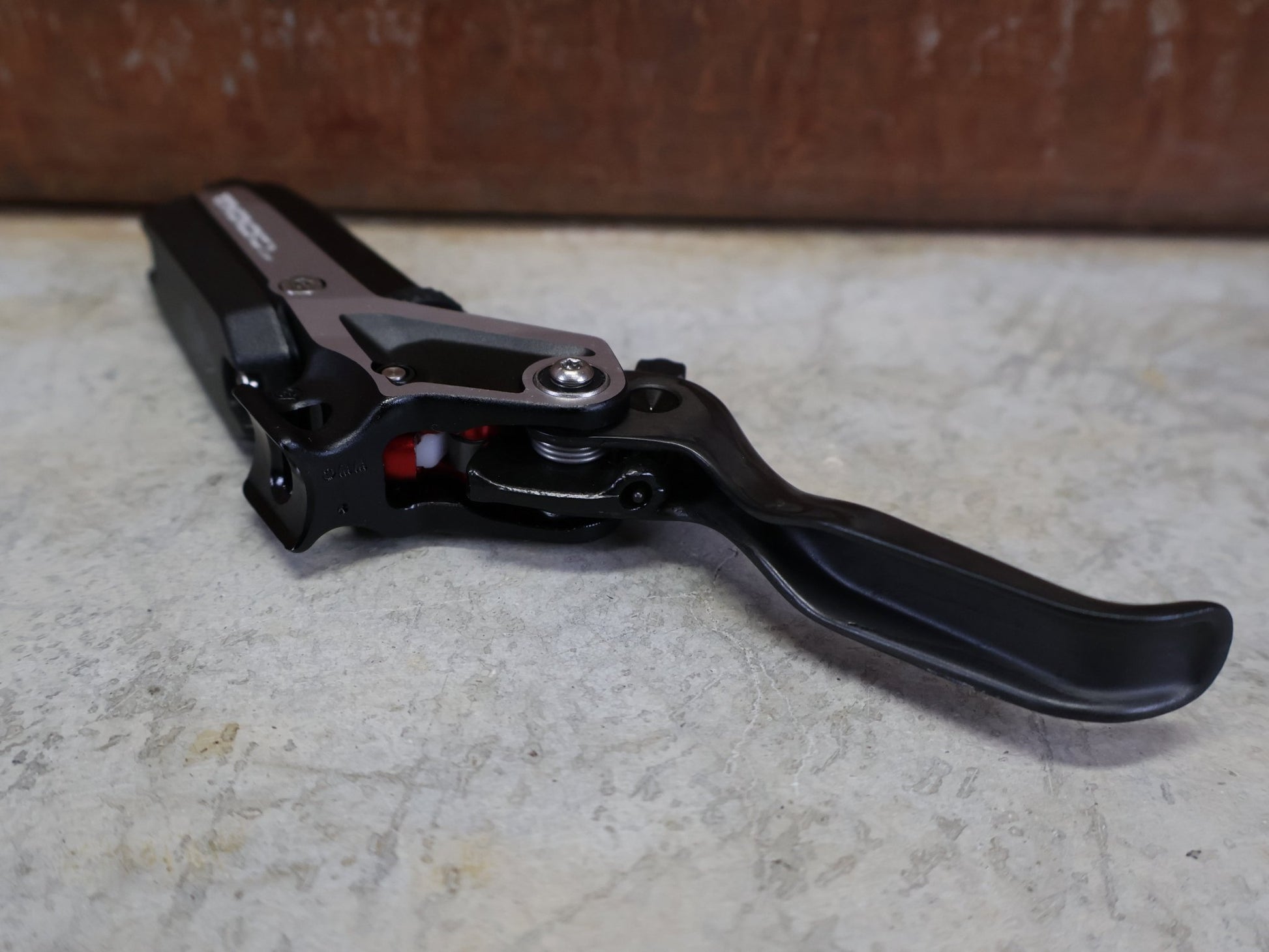 Bremse von Sram, SRAM CODE ULTIMATE STEALTH BREMSHEBEL – CARBON C1 BLACK vor USEDBIKES - OB.DE Hintergrund