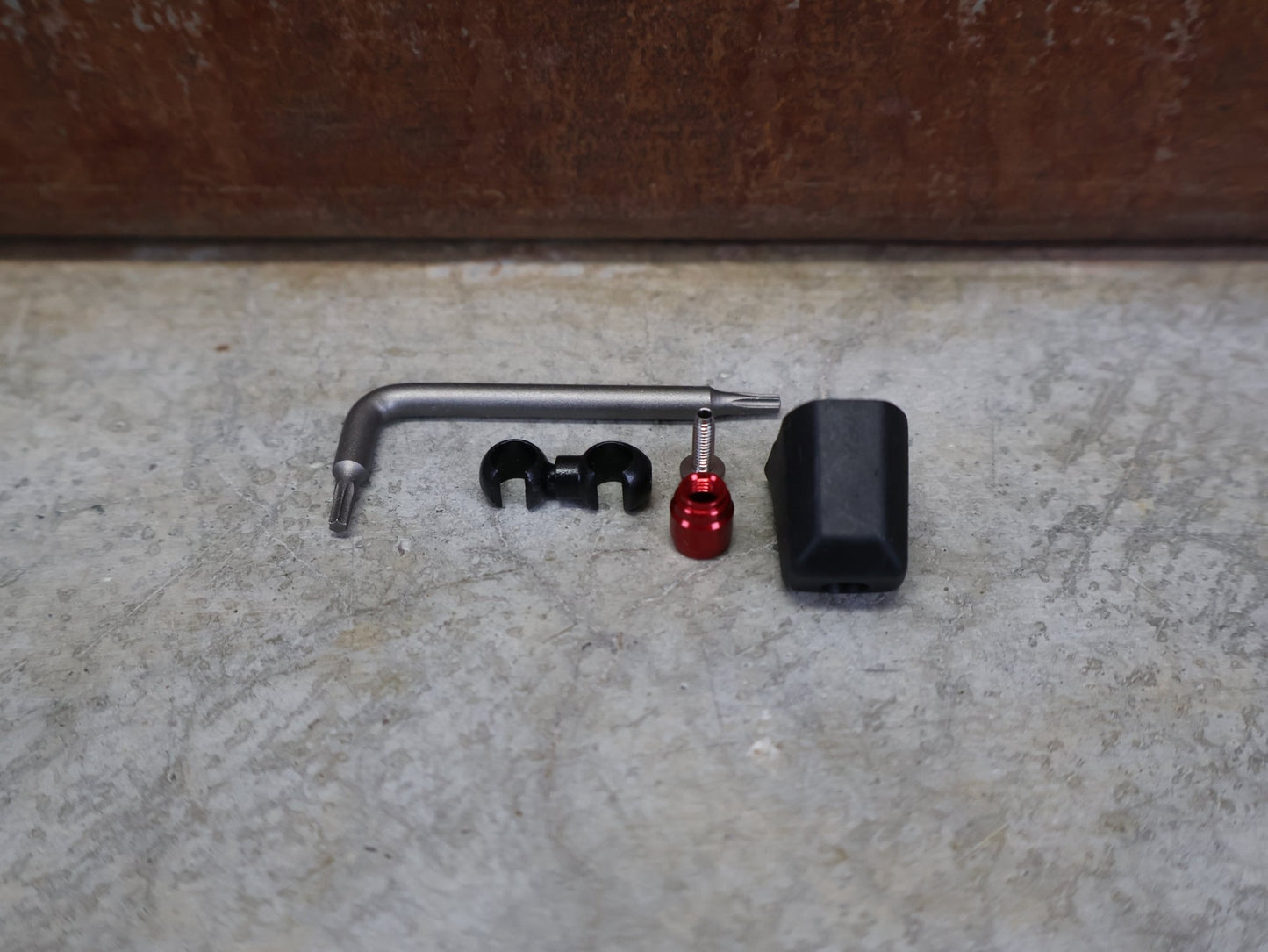 Bremse von Sram, SRAM CODE ULTIMATE STEALTH BREMSHEBEL – CARBON C1 BLACK vor USEDBIKES - OB.DE Hintergrund