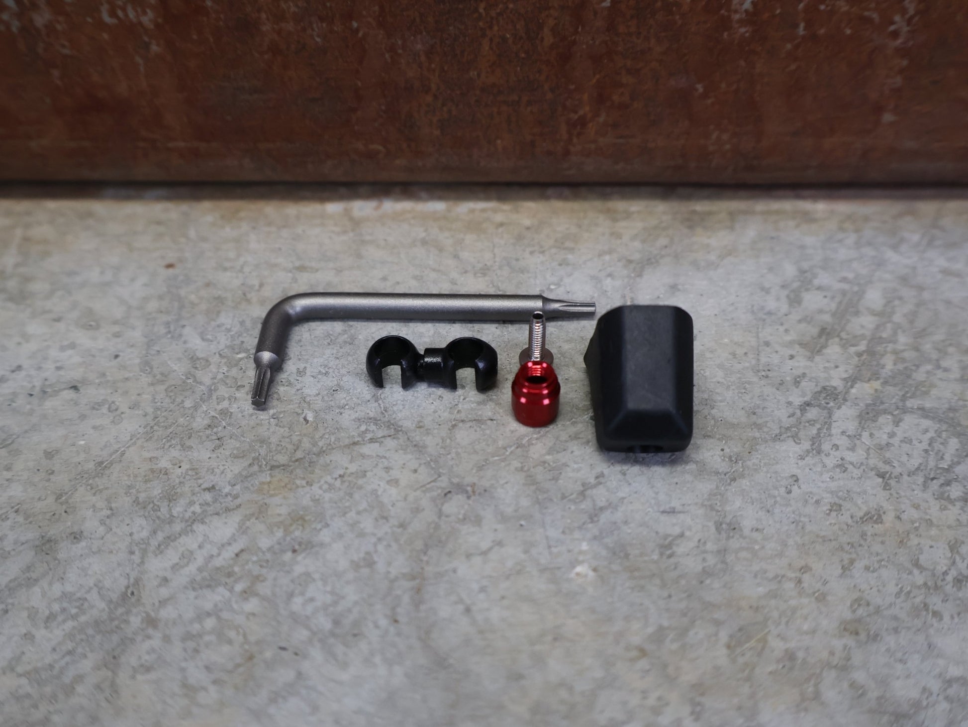 Bremse von Sram, SRAM CODE ULTIMATE STEALTH BREMSHEBEL – CARBON C1 BLACK vor USEDBIKES - OB.DE Hintergrund