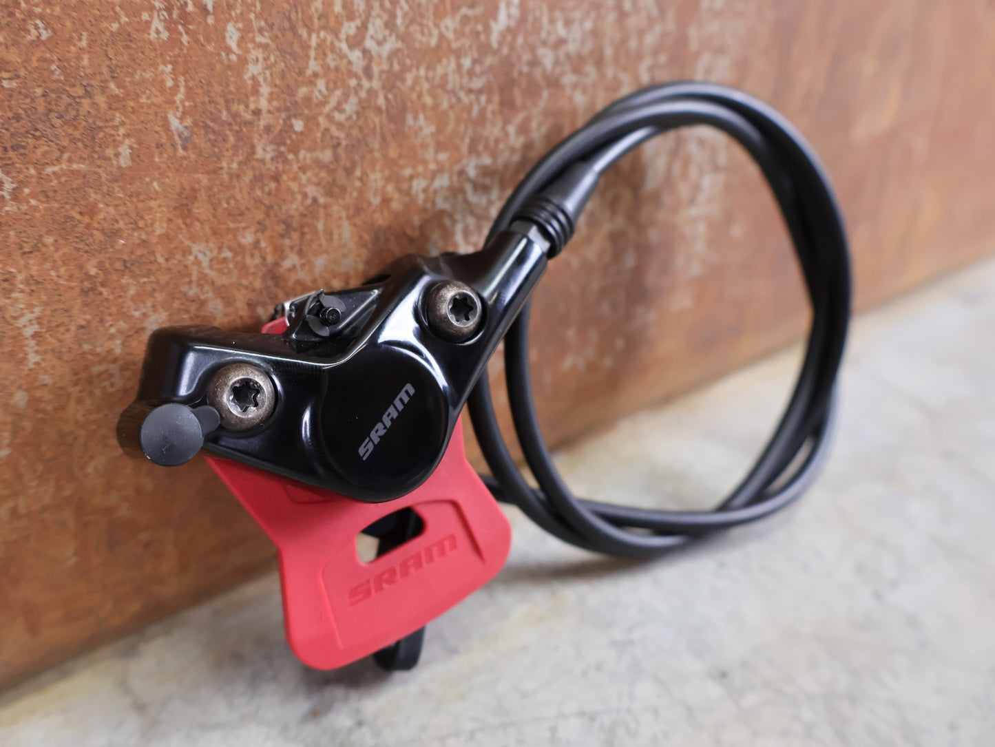 Bremse von Sram, SRAM DB - S - 900 - A1 SCHEIBENBREMSSATTEL – FLAT MOUNT / ROAD DISC vor USEDBIKES - OB.DE Hintergrund