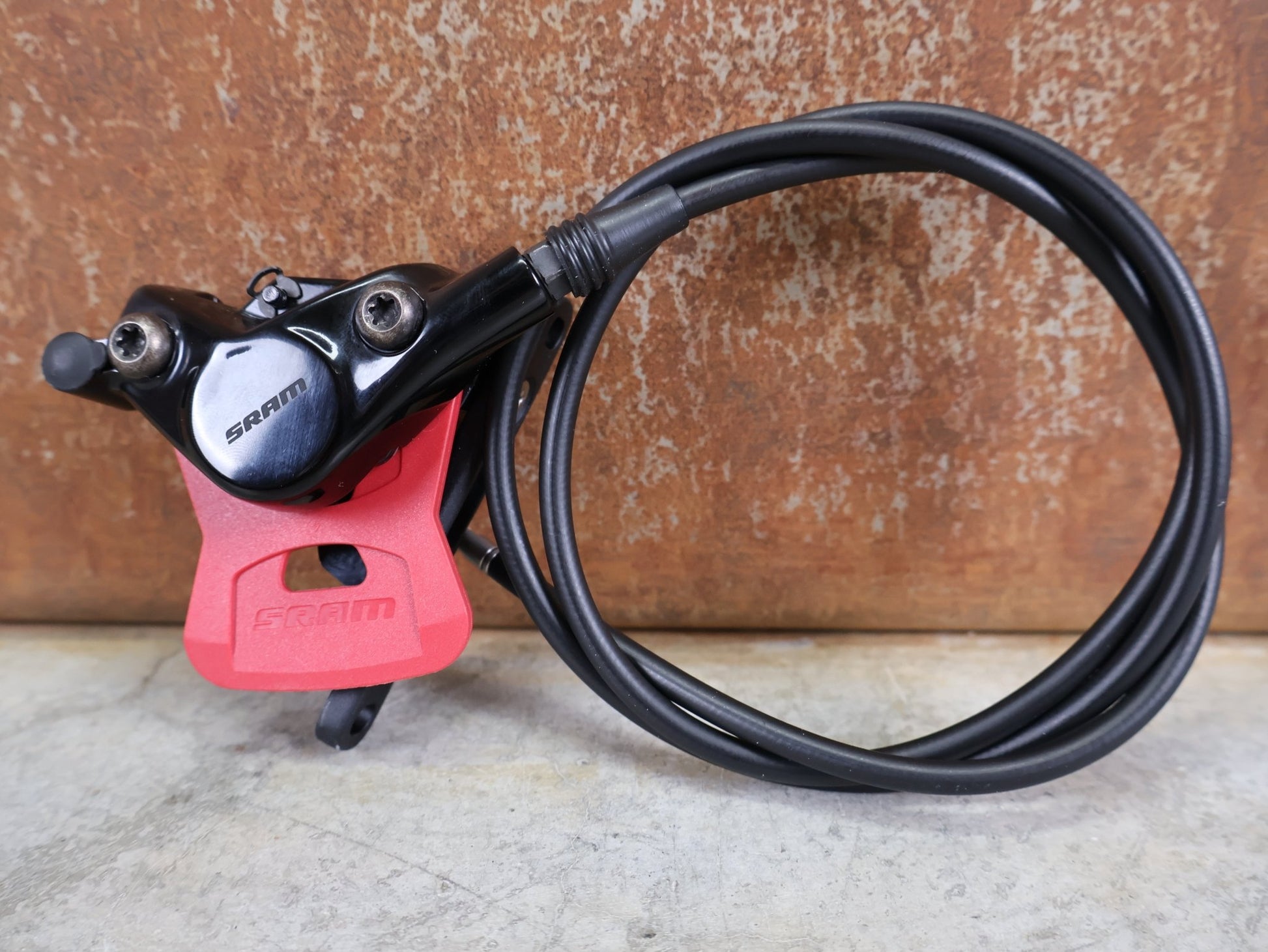 Bremse von Sram, SRAM DB - S - 900 - A1 SCHEIBENBREMSSATTEL – FLAT MOUNT / ROAD DISC vor USEDBIKES - OB.DE Hintergrund