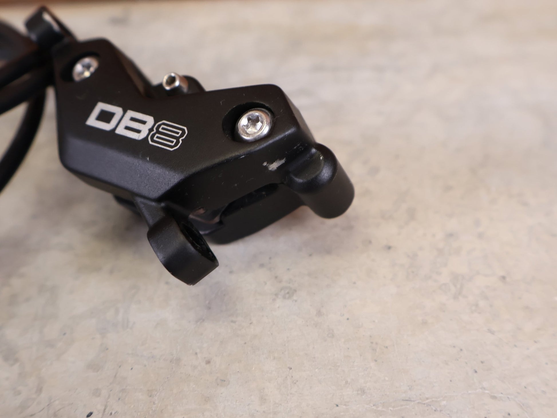 Bremse von Sram, SRAM DB8 SCHEIBENBREMSEN - SET VORNE + HINTEN – 4 - KOLBEN – MINERALÖL – MTB vor USEDBIKES - OB.DE Hintergrund