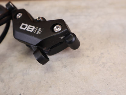 Bremse von Sram, SRAM DB8 SCHEIBENBREMSEN - SET VORNE + HINTEN – 4 - KOLBEN – MINERALÖL – MTB vor USEDBIKES - OB.DE Hintergrund