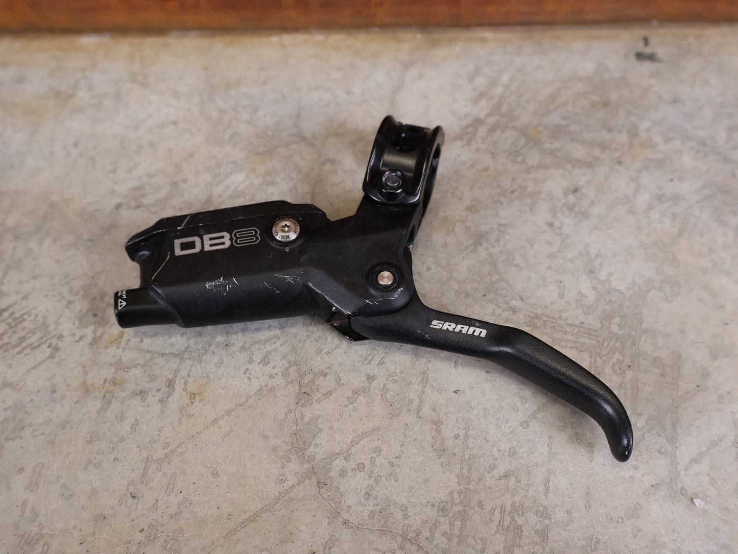 Bremse von Sram, SRAM DB8 SCHEIBENBREMSEN - SET VORNE + HINTEN – 4 - KOLBEN – MINERALÖL – MTB vor USEDBIKES - OB.DE Hintergrund