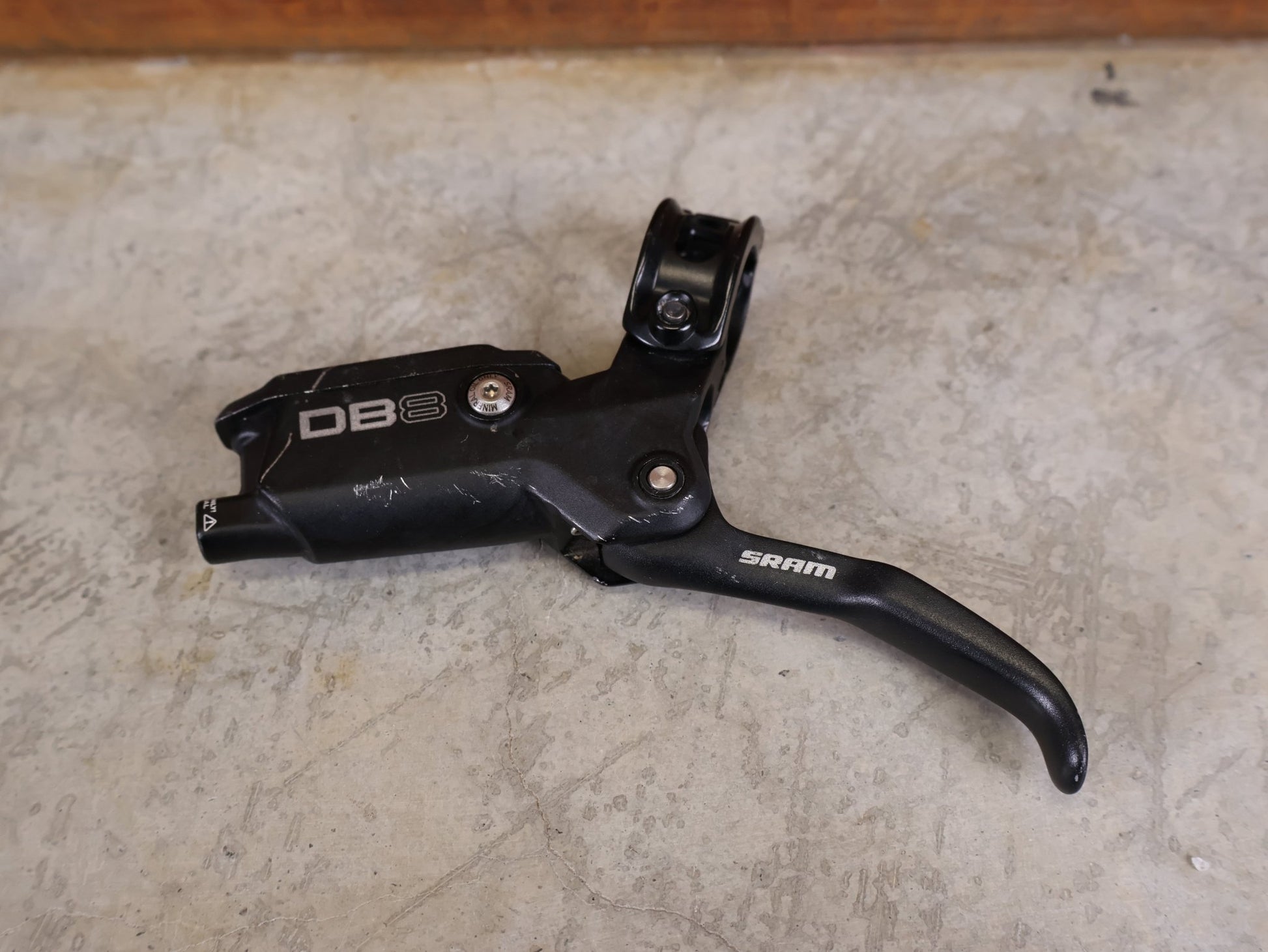 Bremse von Sram, SRAM DB8 SCHEIBENBREMSEN - SET VORNE + HINTEN – 4 - KOLBEN – MINERALÖL – MTB vor USEDBIKES - OB.DE Hintergrund