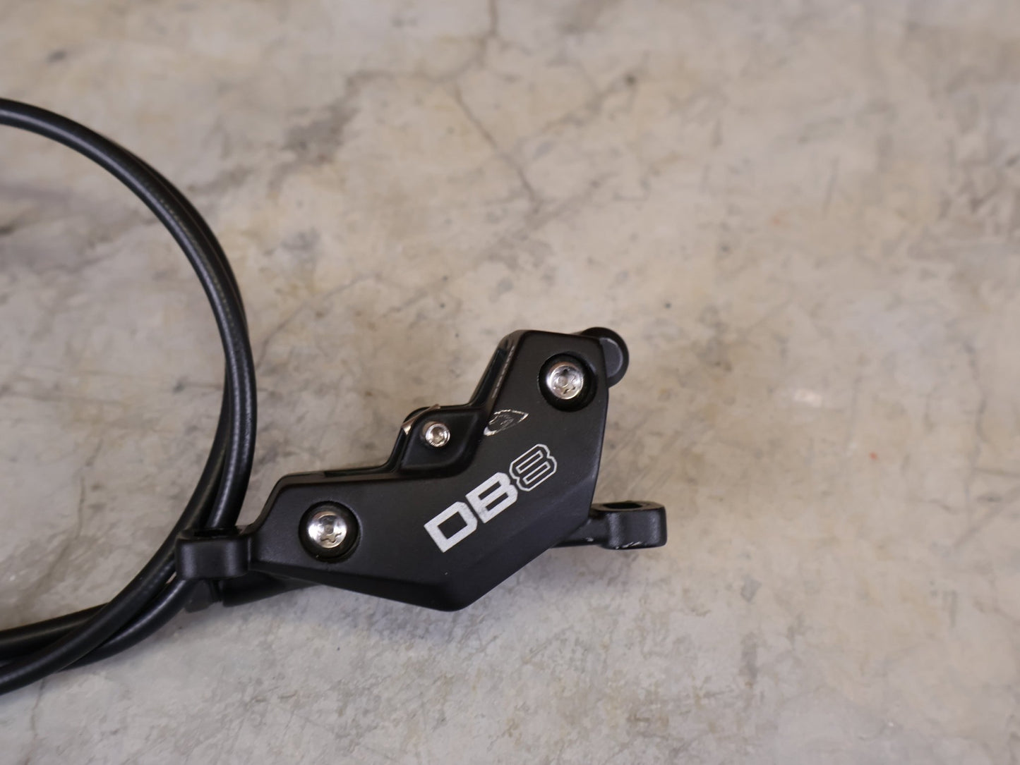 Bremse von Sram, SRAM DB8 SCHEIBENBREMSEN - SET VORNE + HINTEN – 4 - KOLBEN – MINERALÖL – MTB vor USEDBIKES - OB.DE Hintergrund