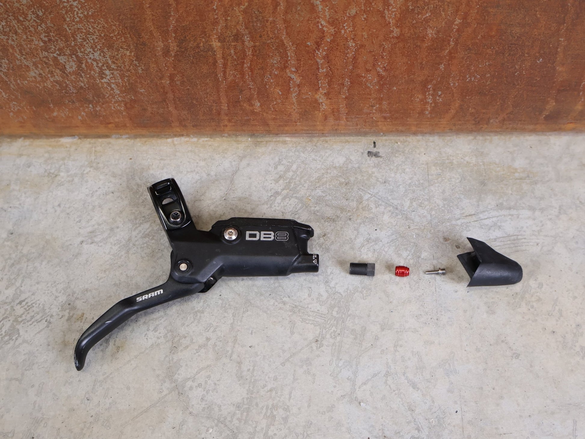 Bremse von Sram, SRAM DB8 SCHEIBENBREMSEN - SET VORNE + HINTEN – 4 - KOLBEN – MINERALÖL – MTB vor USEDBIKES - OB.DE Hintergrund