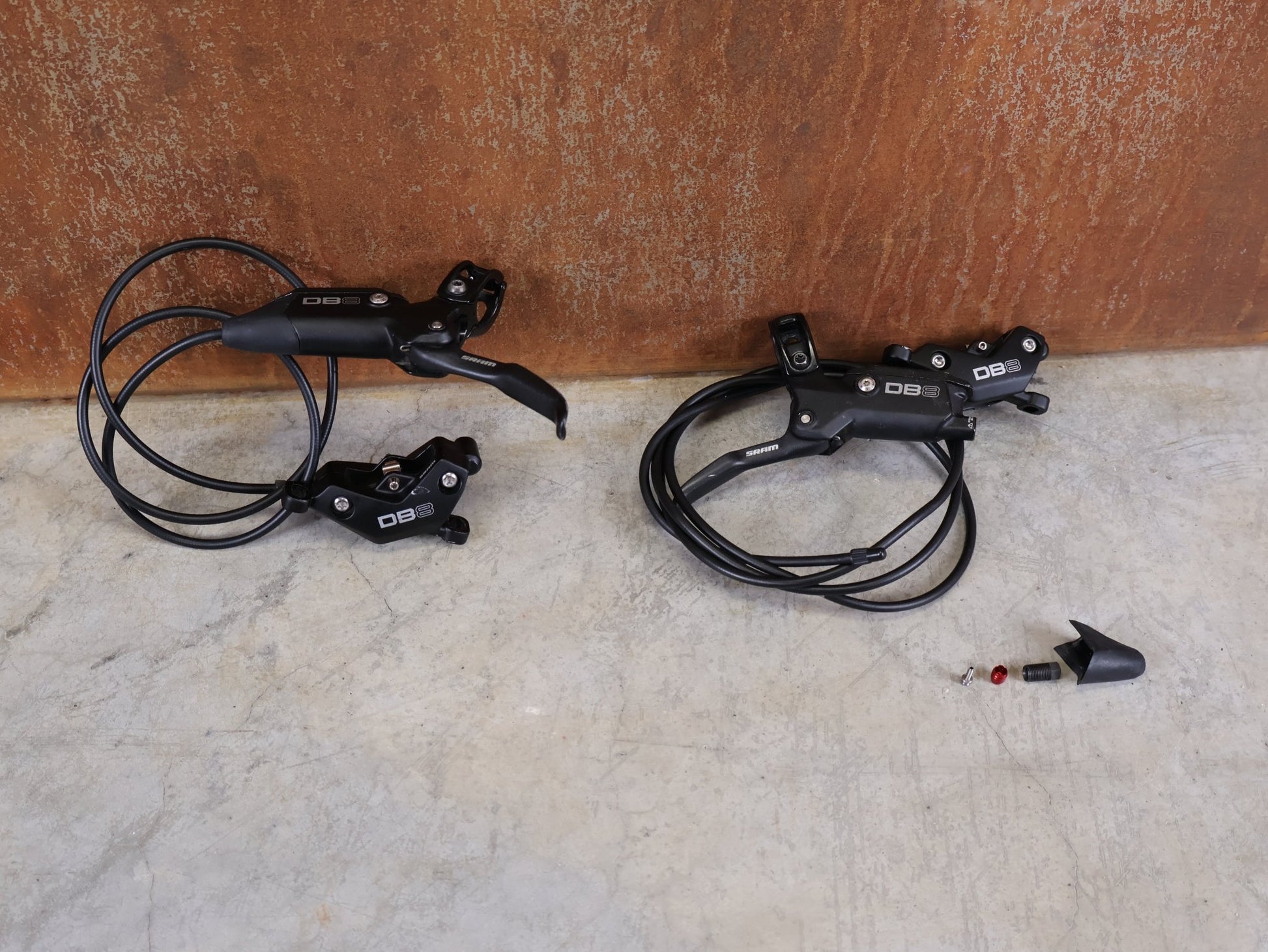 Bremse von Sram, SRAM DB8 SCHEIBENBREMSEN - SET VORNE + HINTEN – 4 - KOLBEN – MINERALÖL – MTB vor USEDBIKES - OB.DE Hintergrund