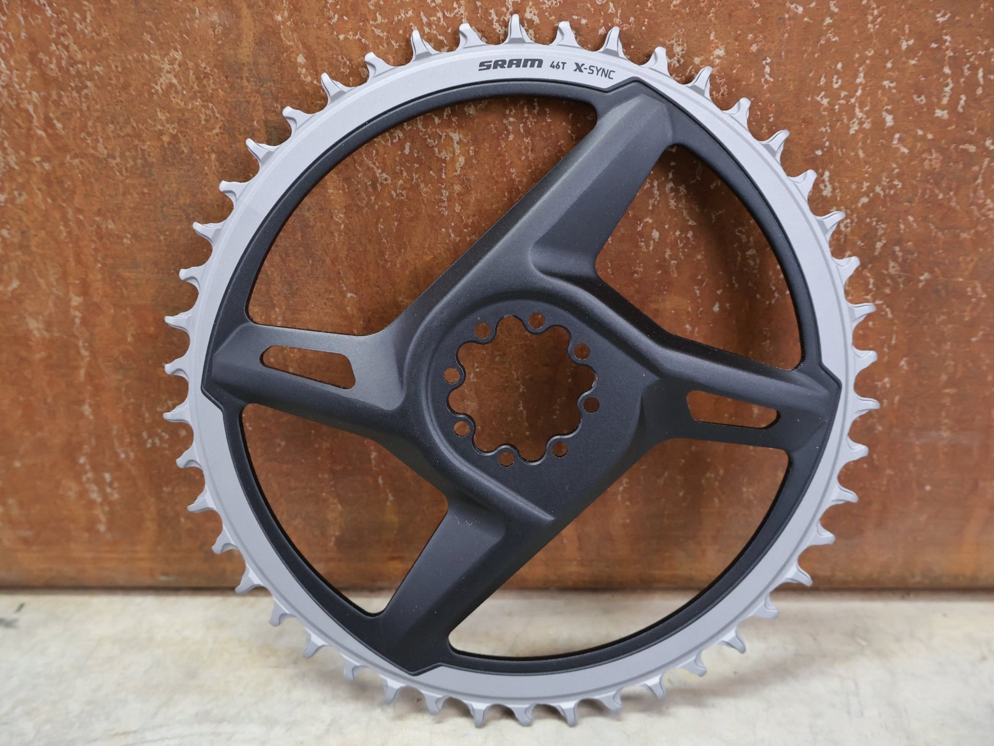 Kettenblatt von Sram, SRAM – DIRECT MOUNT KETTENBLATT 46T / X - SYNC D1 / 8 - LOCH / 1×12 - FACH / GREY vor USEDBIKES - OB.DE Hintergrund