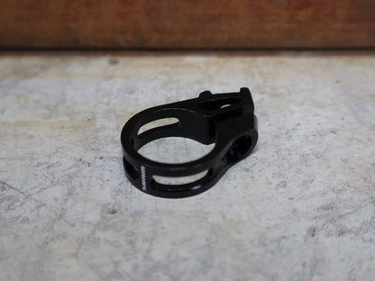 Zubehör von Sram, SRAM DISCRETE KLEMM­SCHELLE – FÜR XO/X9/X7/X5/GX TRIGGER SCHALTER vor USEDBIKES - OB.DE Hintergrund